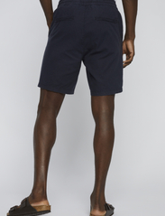 Matinique - MAbarton Short - linen shorts - dark navy - 4