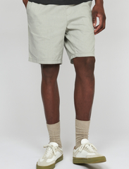 Matinique - MAbarton Short - linen shorts - ghost gray - 2
