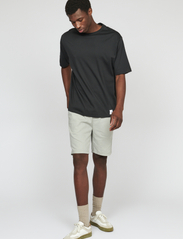 Matinique - MAbarton Short - linnen shorts - ghost gray - 3