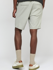Matinique - MAbarton Short - linnen shorts - ghost gray - 4