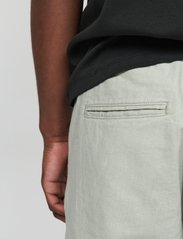 Matinique - MAbarton Short - linnen shorts - ghost gray - 5