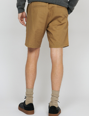 Matinique - MAbarton Short - linen shorts - khaki - 4