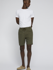 Matinique - MAbarton Short - linased lühikesed püksid - olive night - 3