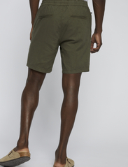 Matinique - MAbarton Short - linen shorts - olive night - 4