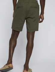 Matinique - MAbarton Short - linneshorts - olive night - 4