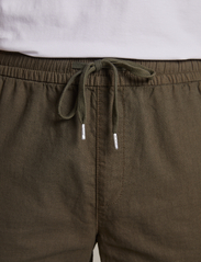 Matinique - MAbarton Short - linen shorts - olive night - 6