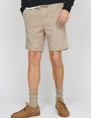 Matinique - MAbarton Short - linnen shorts - simply taupe - 2