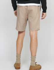 Matinique - MAbarton Short - linnen shorts - simply taupe - 4