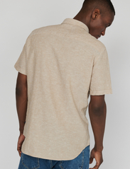 Matinique - MAtrostol BD SS - linen shirts - khaki - 4
