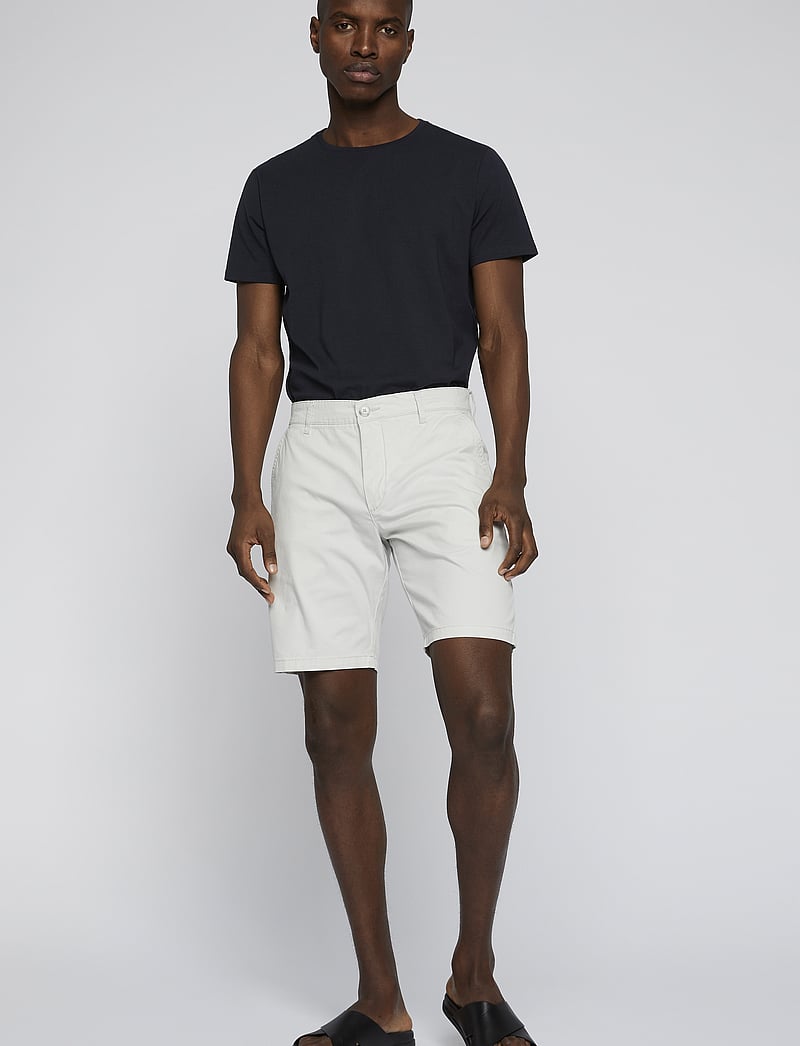 Matinique - MAthomas Short - chinos shorts - lunar rock - 3