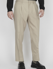 Matinique - MAweller Pleat Pant 73 - Ülikonnapüksid - crockery - 2