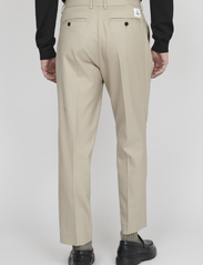 Matinique - MAweller Pleat Pant 73 - Ülikonnapüksid - crockery - 3