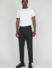 Matinique - MAweller Pleat Pant 73 - casual bukser - black - 3