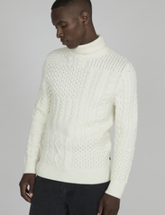 Matinique - MAroll pattern - džemperi ar augstu apkakli - broken white - 2