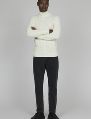 Matinique - MAroll pattern - megztiniai su aukšta apykakle - broken white - 3
