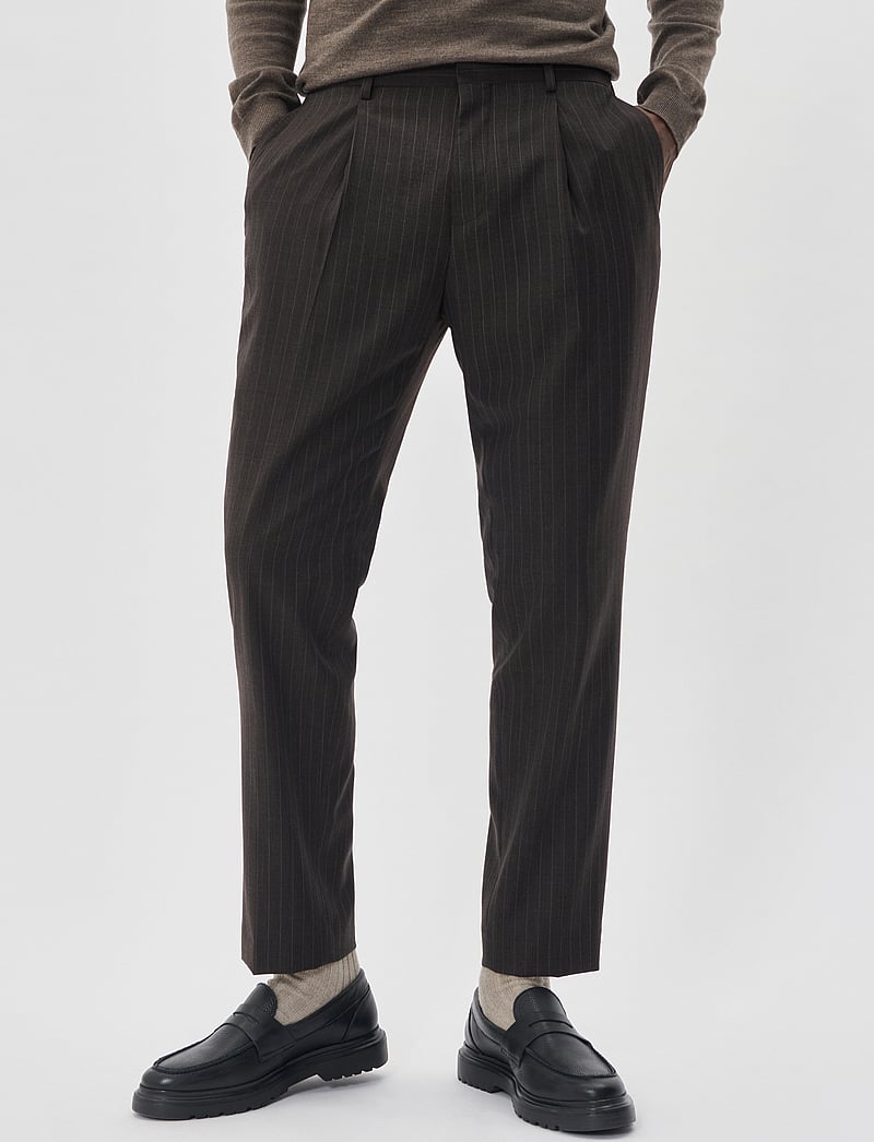 Matinique - MAweller Pleat Pant - Ülikonnapüksid - espresso - 0