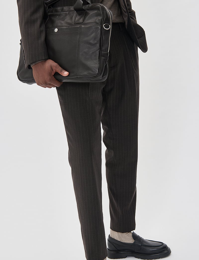 Matinique - MAweller Pleat Pant - Ülikonnapüksid - espresso - 3