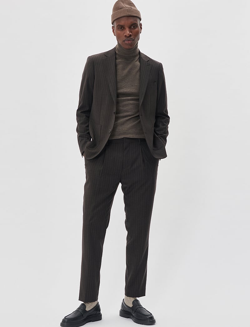 Matinique - MAweller Pleat Pant - Ülikonnapüksid - espresso - 4