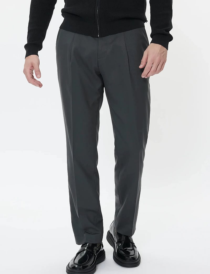 Matinique - MAweller Pleat Pant - Ülikonnapüksid - black oyster - 0