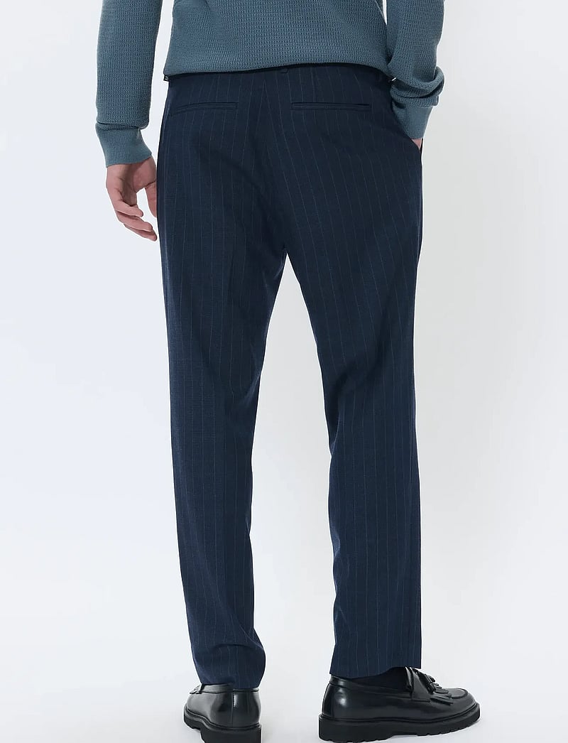 Matinique - MAweller Pleat Pant - Ülikonnapüksid - dark navy - 3