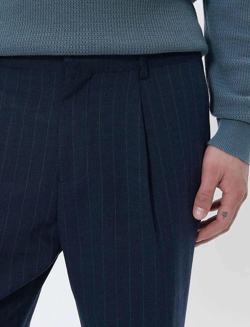 Matinique - MAweller Pleat Pant - Ülikonnapüksid - dark navy - 4