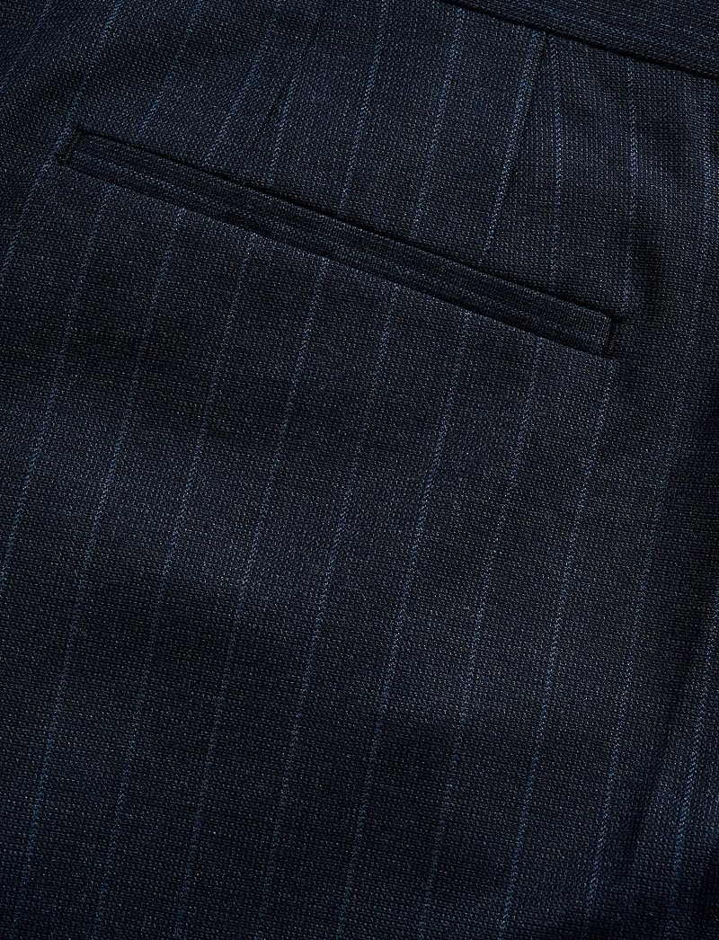 Matinique - MAweller Pleat Pant - Ülikonnapüksid - dark navy - 5