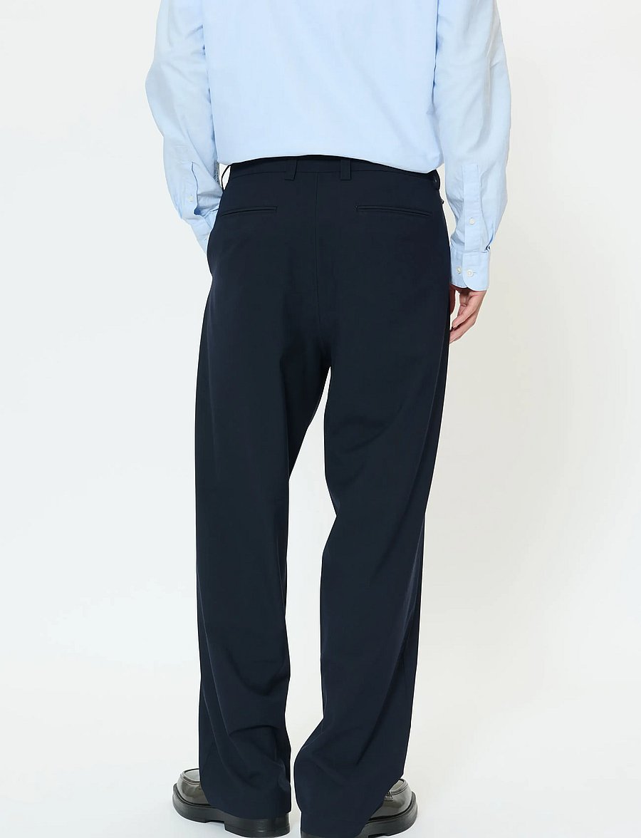 Matinique - MAChino Pleat Pants - Ülikonnapüksid - dark navy - 4