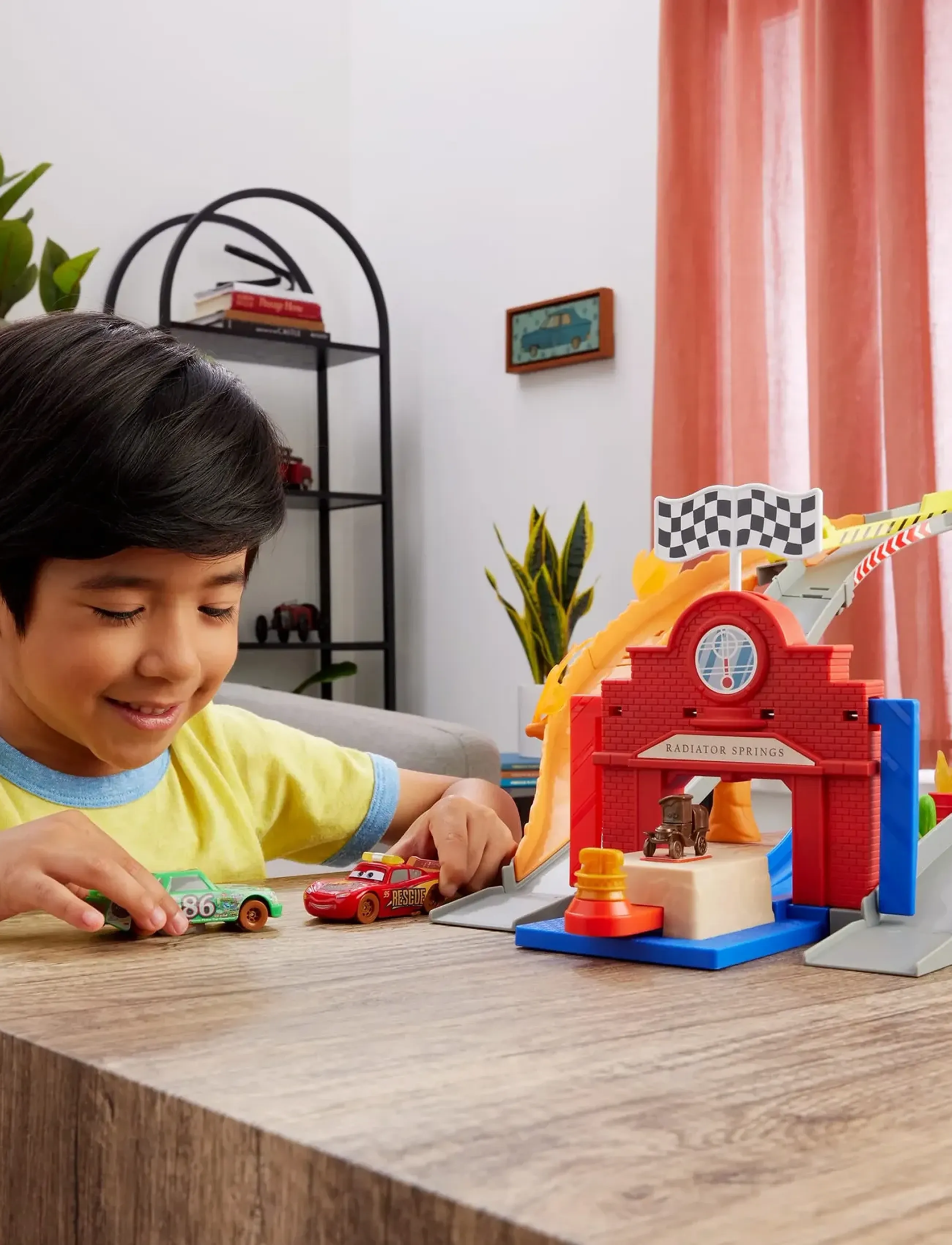Biler Cars 1:55 Playsets & Haulers Fall 2025 Media Driver Playset, One Size, Toy Vehicles, Mehrfarbig/gemustert - Race Tracks, Kinder