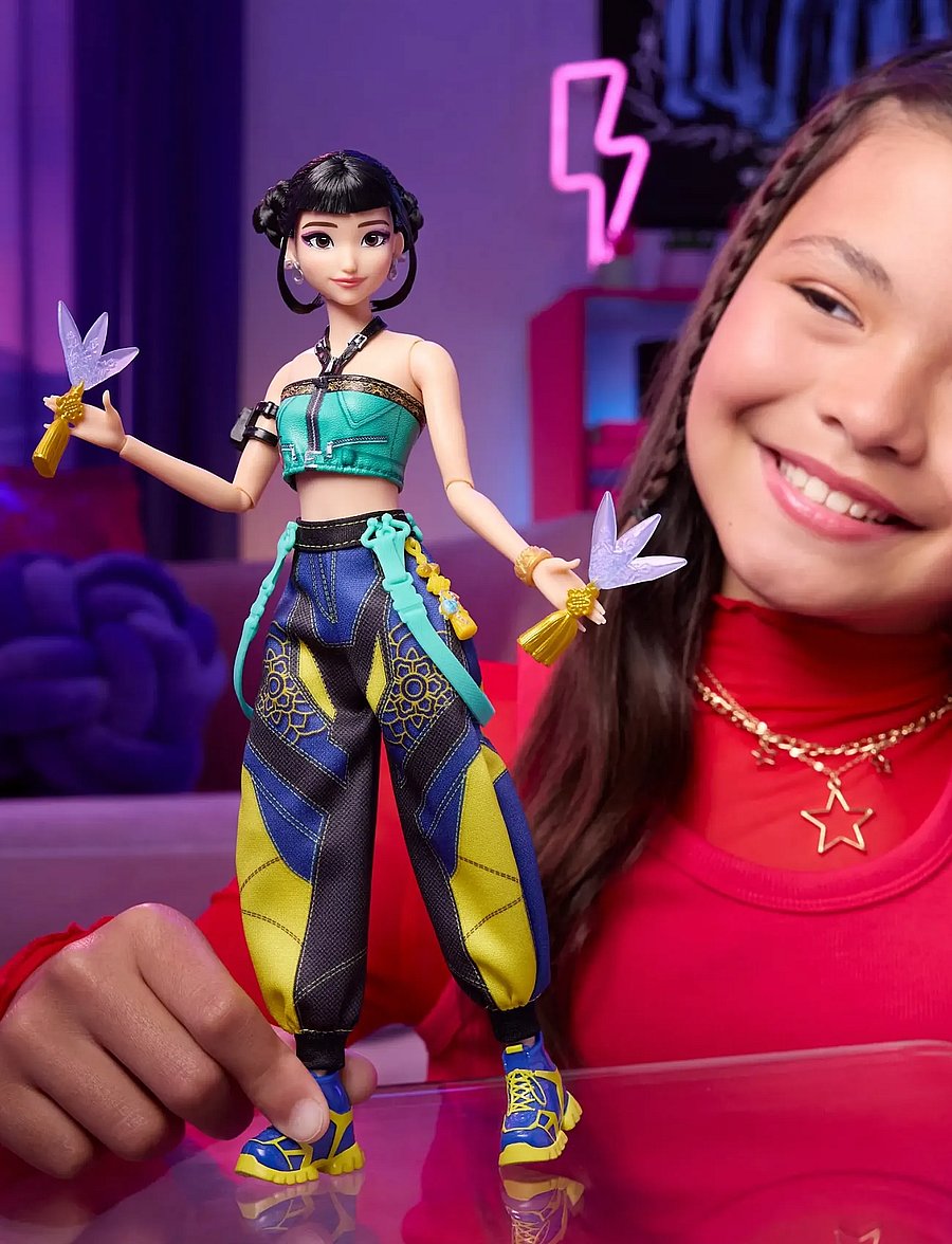Demon Hunters - KPop Demon Hunters HUNTR/X Zoey Fashion Doll in Removable Look with Themed Movie Accessories - multicolor - 3