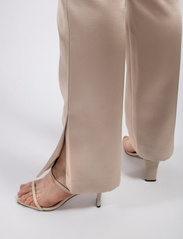 MAUD - Elvira Trouser - odzież imprezowa w cenach outletowych - sand - 4