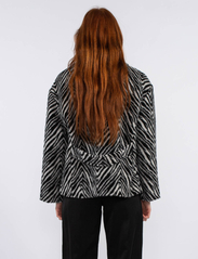 MAUD - Gaia Jacket - talvemantlid - zebra print - 3