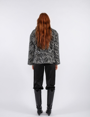 MAUD - Gaia Jacket - talvemantlid - zebra print - 5