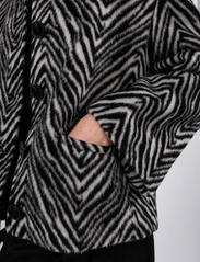MAUD - Gaia Jacket - talvemantlid - zebra print - 7