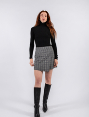 MAUD - Iben Skirt - feestelijke kleding voor outlet-prijzen - black check - 2