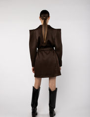 MAUD - Olivine Dress - odzież imprezowa w cenach outletowych - deep brown - 3
