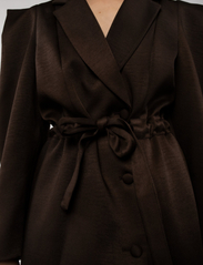 MAUD - Olivine Dress - vakarėlių drabužiai išparduotuvių kainomis - deep brown - 4