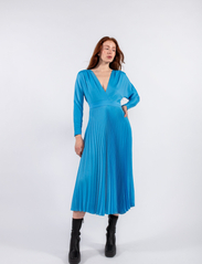 MAUD - Sara Dress Satin - midi kjoler - blue - 2