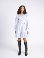 MAUD - Agnes Linen Dress - sukienki kopertowe - blue - 2