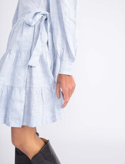 MAUD - Agnes Linen Dress - omlottklänning - blue - 4