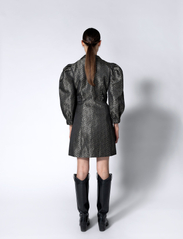 MAUD - Tone Dress - odzież imprezowa w cenach outletowych - black - 4