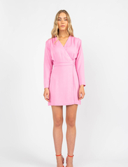 MAUD - Sanna Dress - odzież imprezowa w cenach outletowych - pink - 3