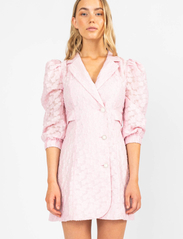 MAUD - Talia Blazer Dress - odzież imprezowa w cenach outletowych - light pink - 2