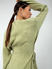 MAUD - Amelia Dress - odzież imprezowa w cenach outletowych - green - 3
