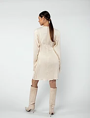 MAUD - Amelia Dress - festkläder till outletpriser - off white - 3