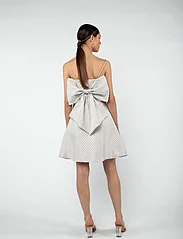 MAUD - Bow Dress - festkläder till outletpriser - off white - 3