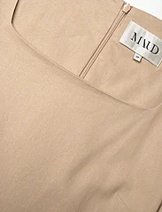 MAUD - Camilla Dress - odzież imprezowa w cenach outletowych - sand - 6