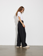 mbyM - Andela-M - bukser med brede ben - black - 3