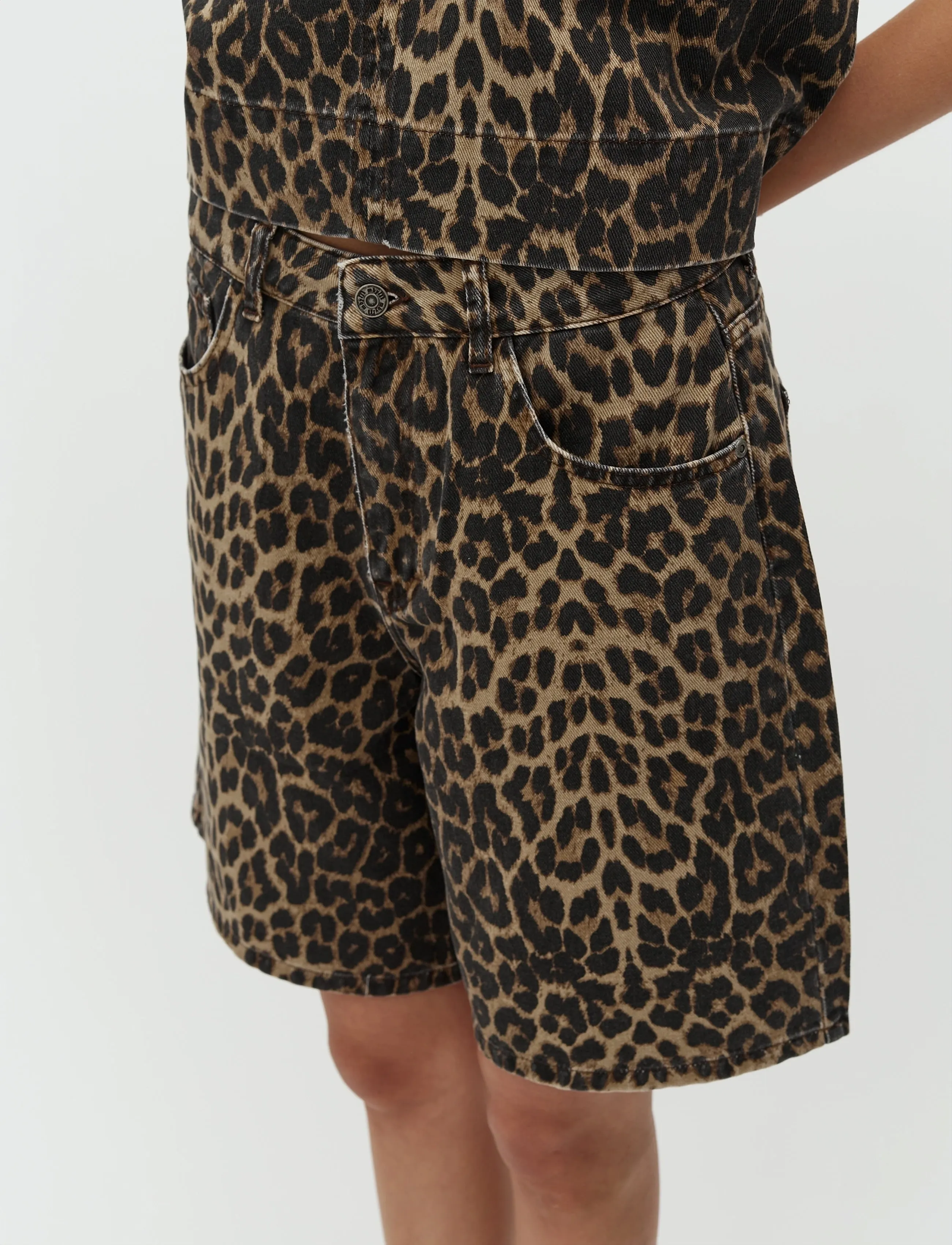 mbyM Talina-M - Lühikesed teksapüksid - LEOPARD MIST / brown