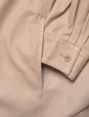 MDK / Munderingskompagniet - Agnes thin leather shirt - kvinder - sand shell - 3