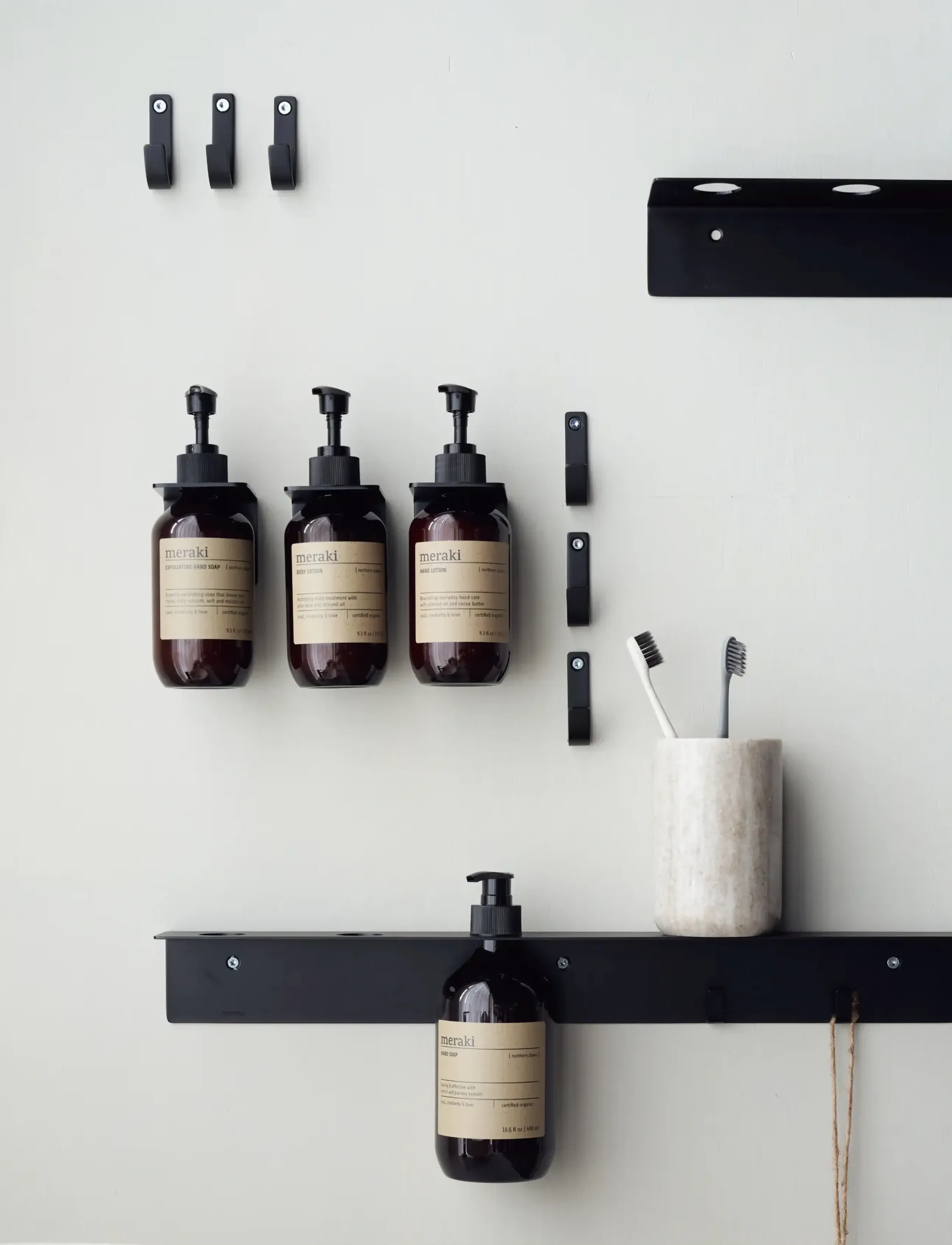 meraki Bottle Hanger, Brushed Black Finish, 5.8X 6.7X 5.8 cm, Black, Opbevaring > Bøjler, Unisex